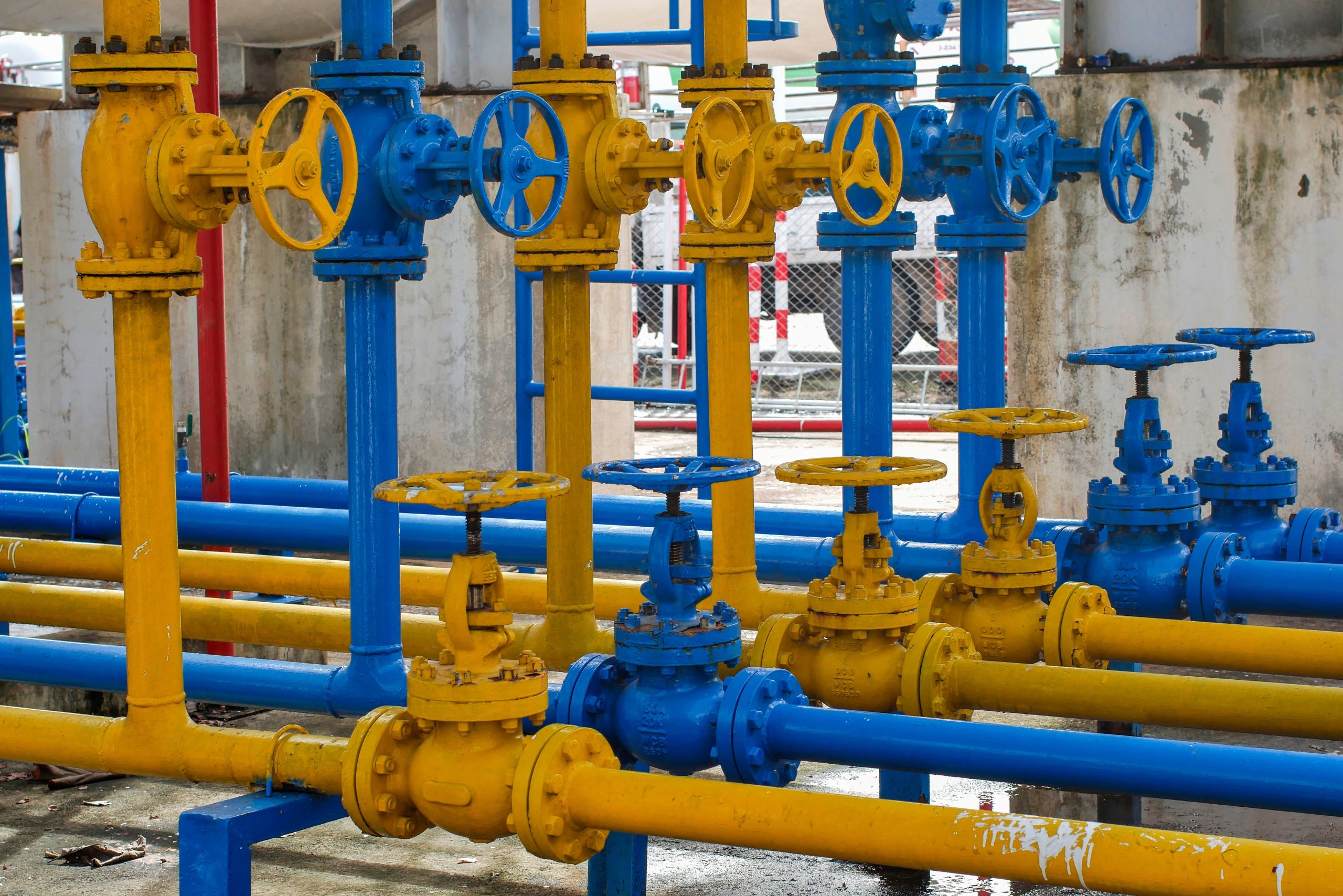 Understanding,Gas,Plant,Safety:,Blue,And,Yellow,Pipe,And,Valve